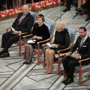 Både Kongeparet og Kronprinsparet til stede under den høytidelige seremonien i Oslo Rådhus når President Juan Manuel Santos mottar Nobels fredspris for 2016. Foto: Lise Åserud / NTB scanpix